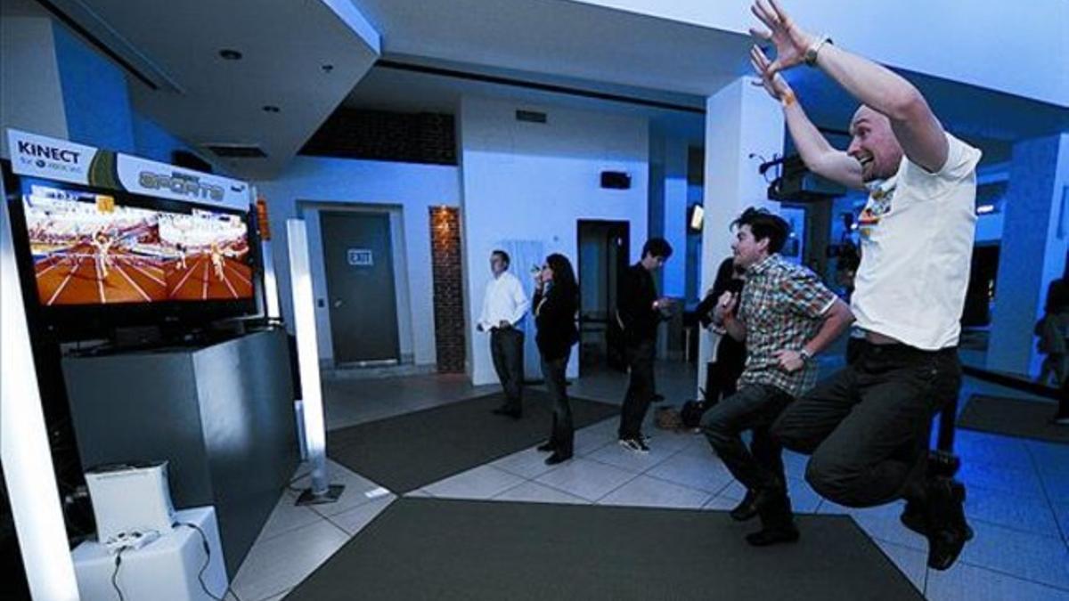 Dos jugadores prueban Kinect, ayer en Los Ángeles.