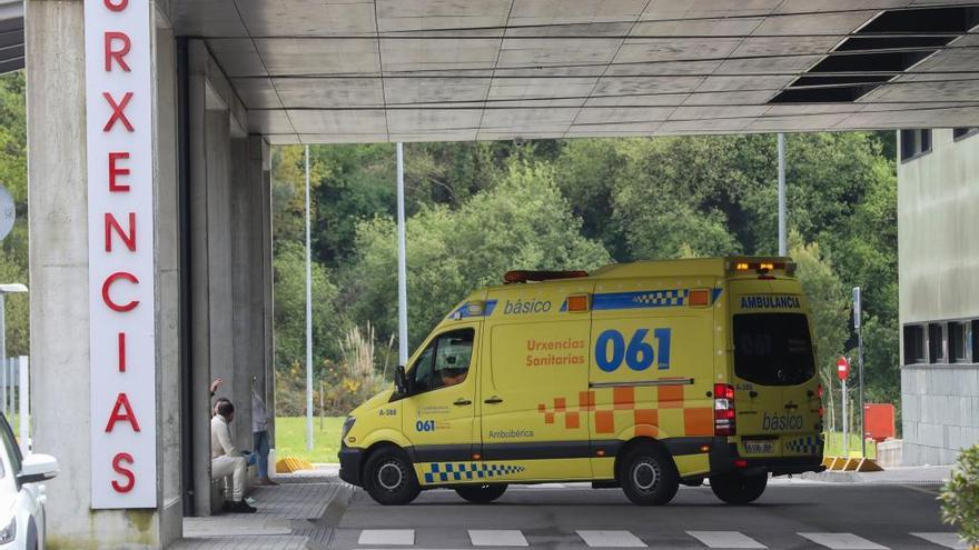 Una ambulancia, ayer en el Cunqueiro. // R. Grobas