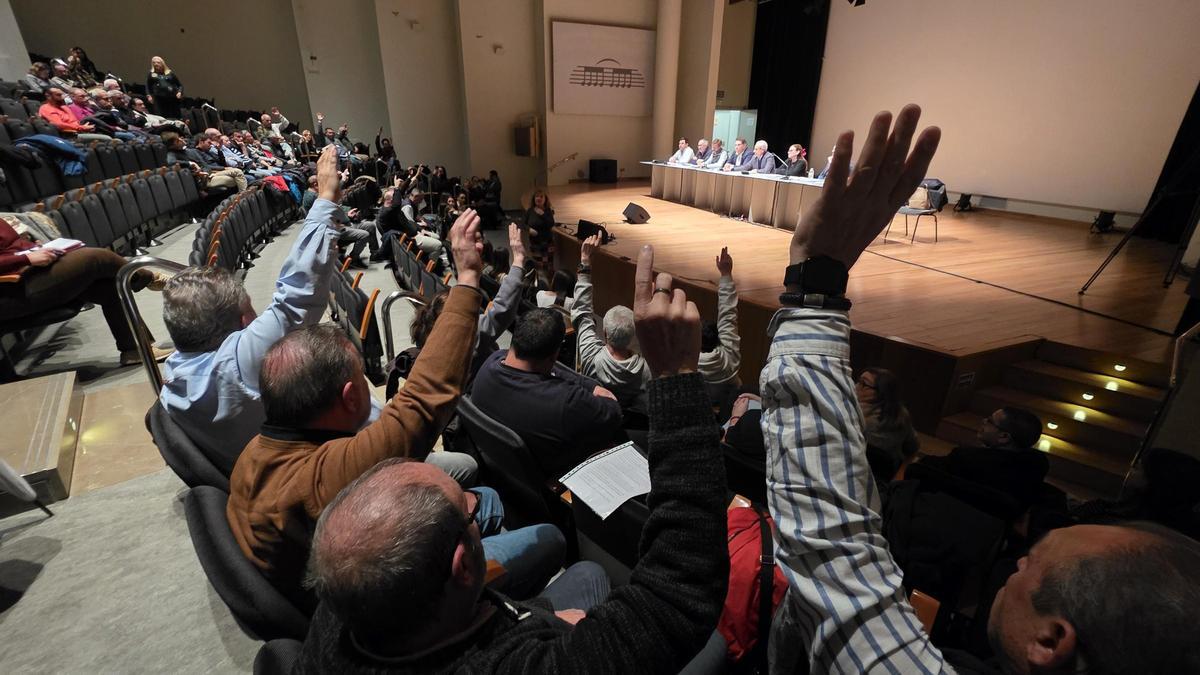 Momento en que se vota a mano alzada en contra del Programa