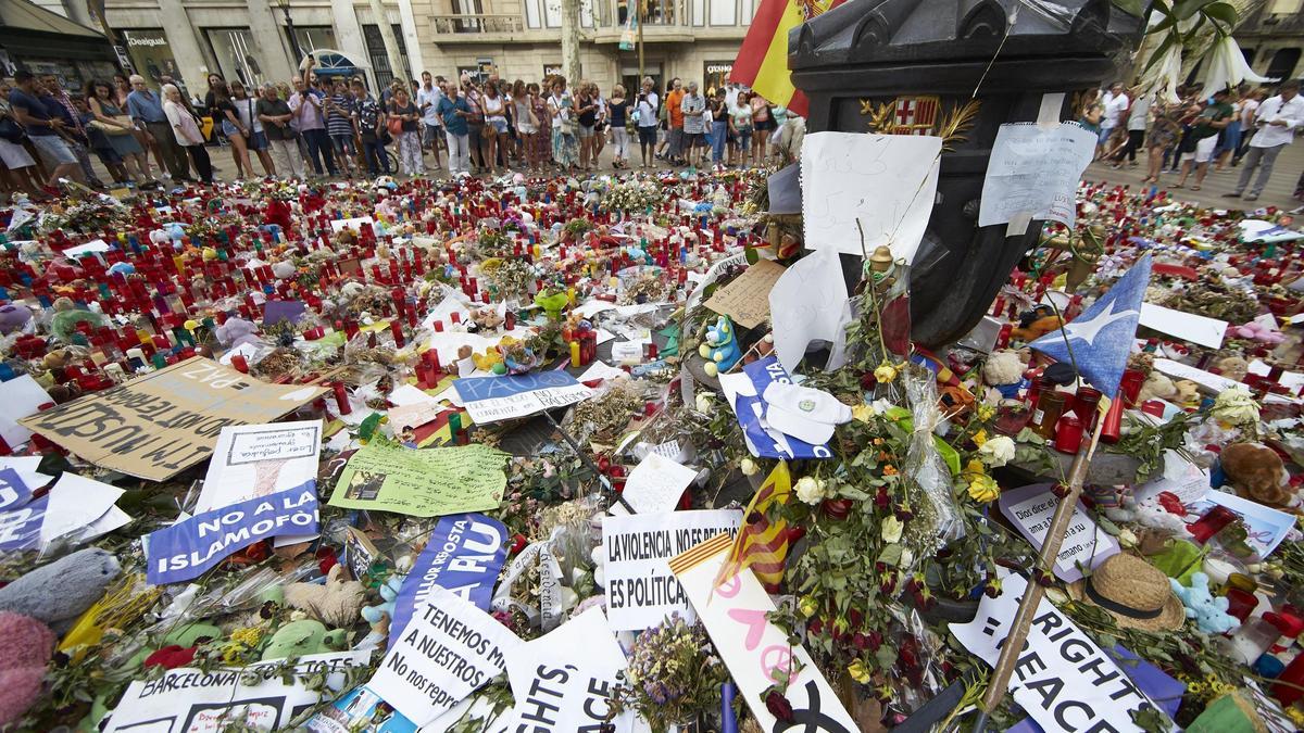 Imagen de ofrentas florales a las víctimas en las Ramblas de Barcelona.