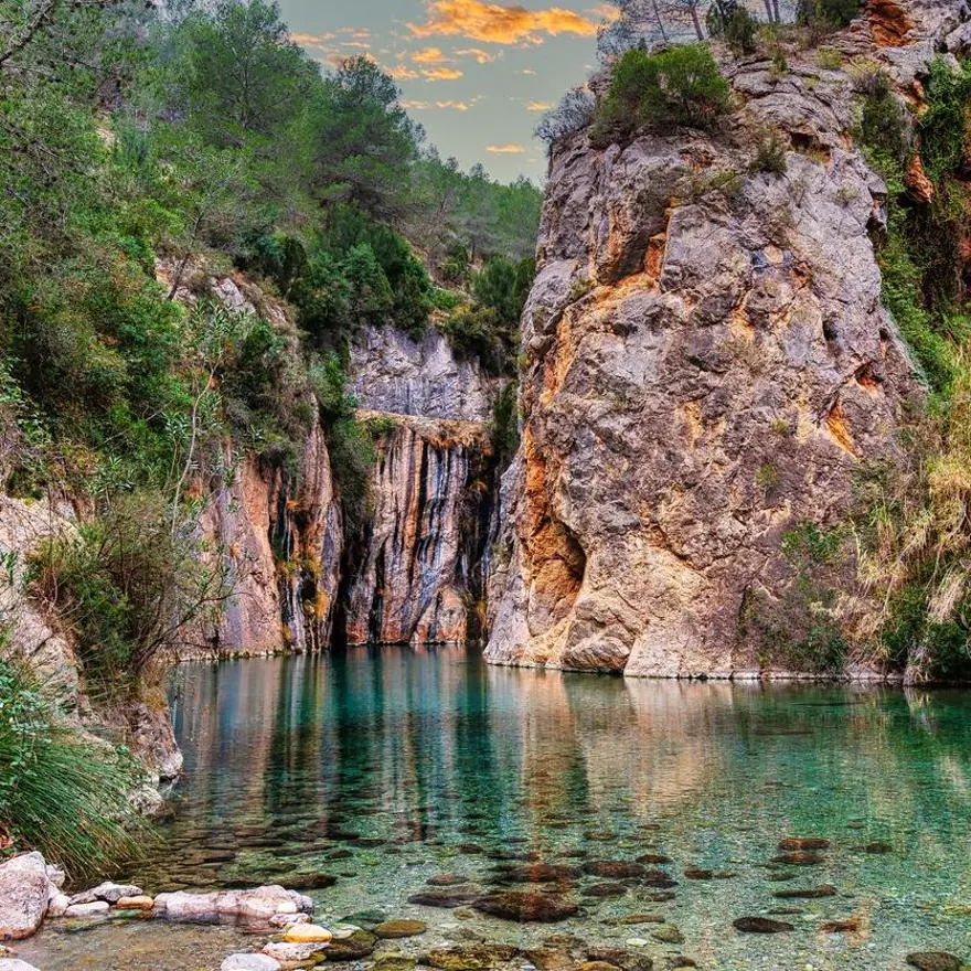 El pueblo de Castellón con aguas termales que brotan a 25 grados y un entorno natural de cuento