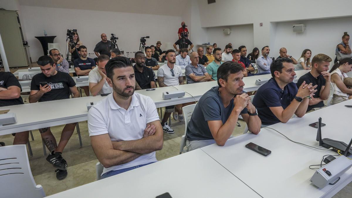Barragán, Mauro Óbolo y Sergio Mantecón, componentes de la comisión deportiva del Elche, en la sala de prensa del estadio Martínez Valero