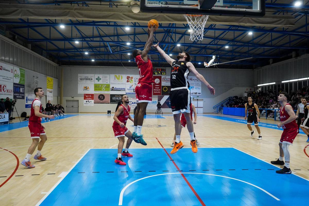 Aboubacar Keita captura una pilota en el joc aeri