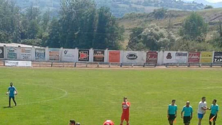 Los jugadores de ambos equipos, al finalizar el encuentro.