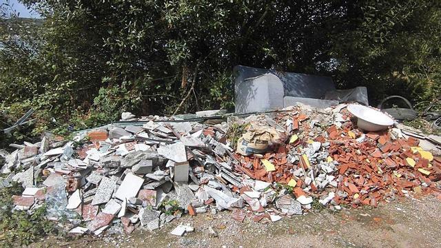 Vertido de restos de obra en Arteixo en 2017. |   // L.O.