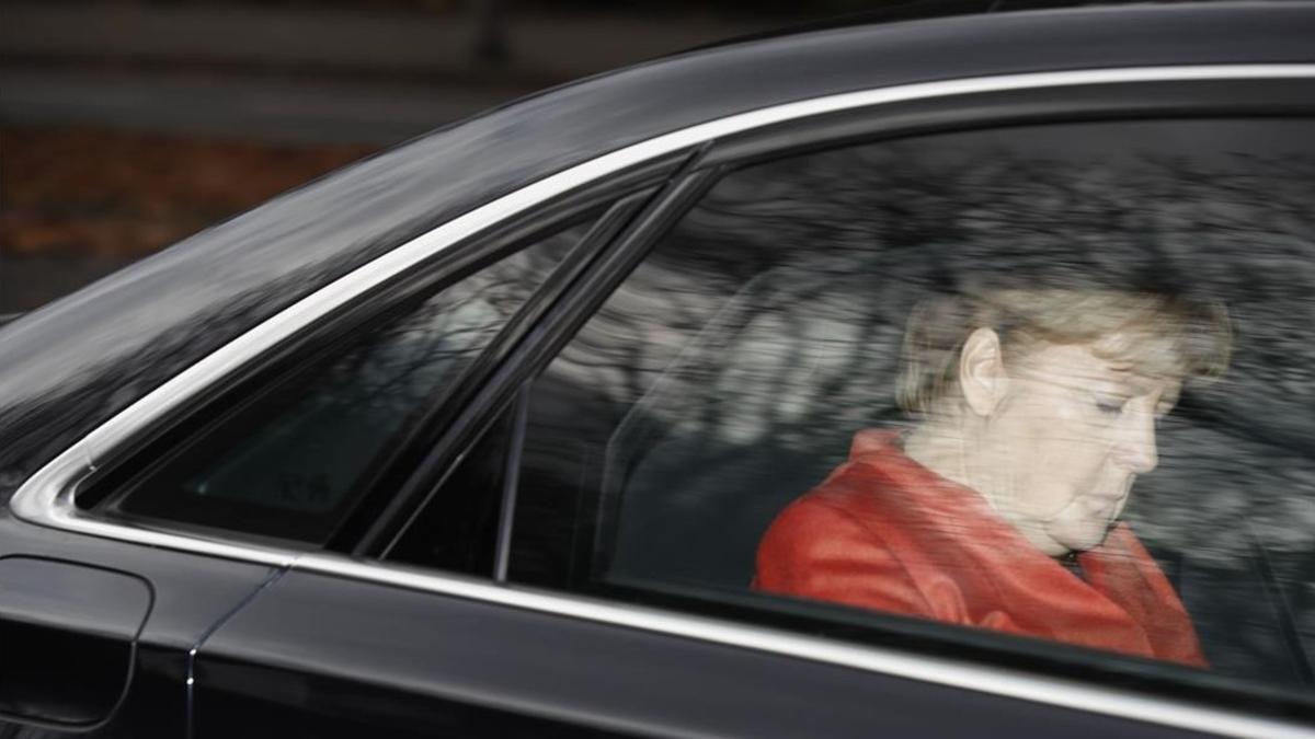 zentauroepp41023030 topshot   german chancellor angela merkel leaves in her car 171120171052