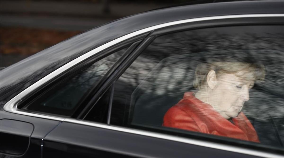 zentauroepp41023030 topshot   german chancellor angela merkel leaves in her car 171120171052