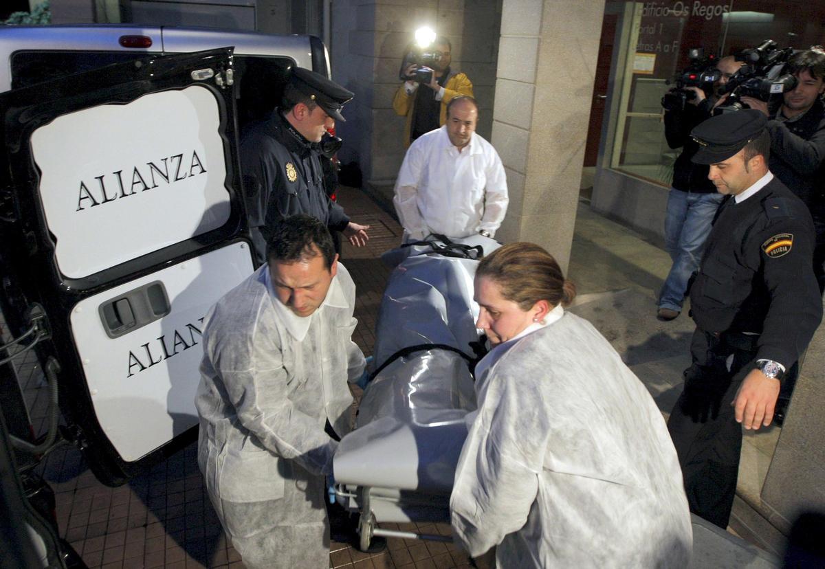 Traslado de uno de los cadáveres en 2009