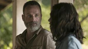 El actor Andrew Lincoln, junto a la actriz Lauren Cohan, en una escena de su último espisodio en la serie ’The walking dead’.  