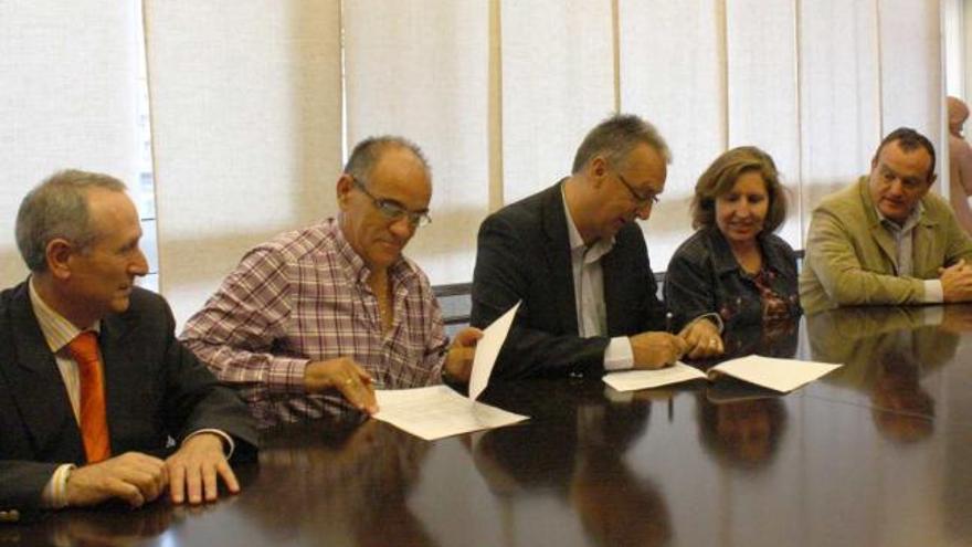 El alcalde Agustín Navarro y el presidente Adolfo Murillo firmaron ayer el convenio.