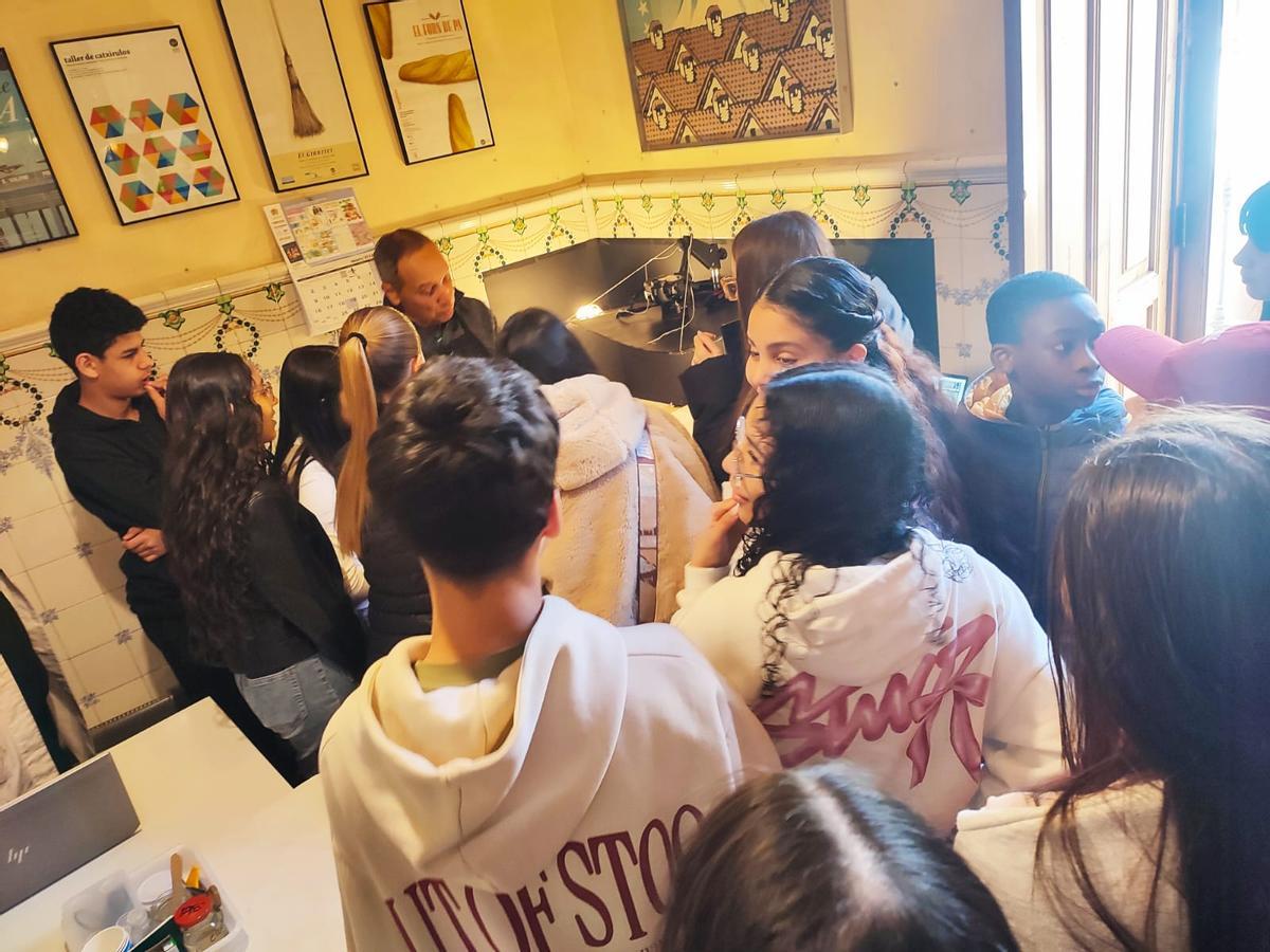 Los estudiantes siguen el proceso de recuperación de fotos.