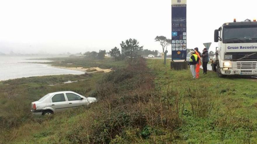 El coche accidentado ayer en la rotonda central del istmo de A Lanzada. // Muñiz