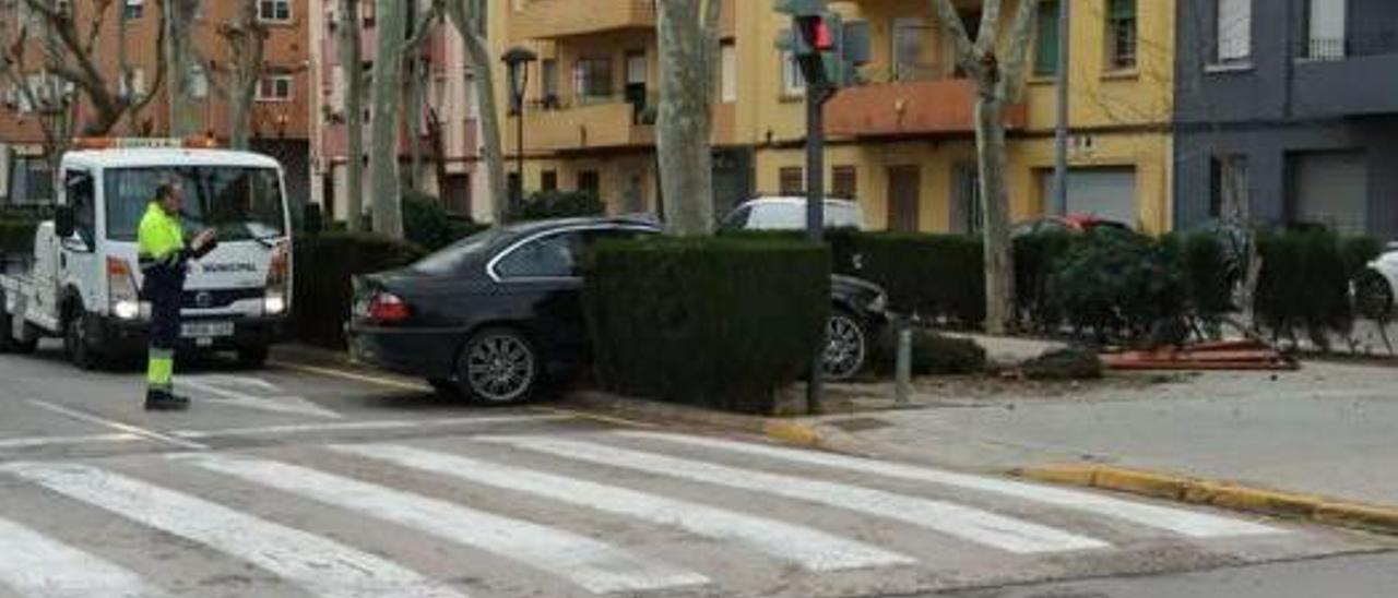 El coche se empotró contra un árbol en la Avenida País Valencià llevándose un banco por delante.