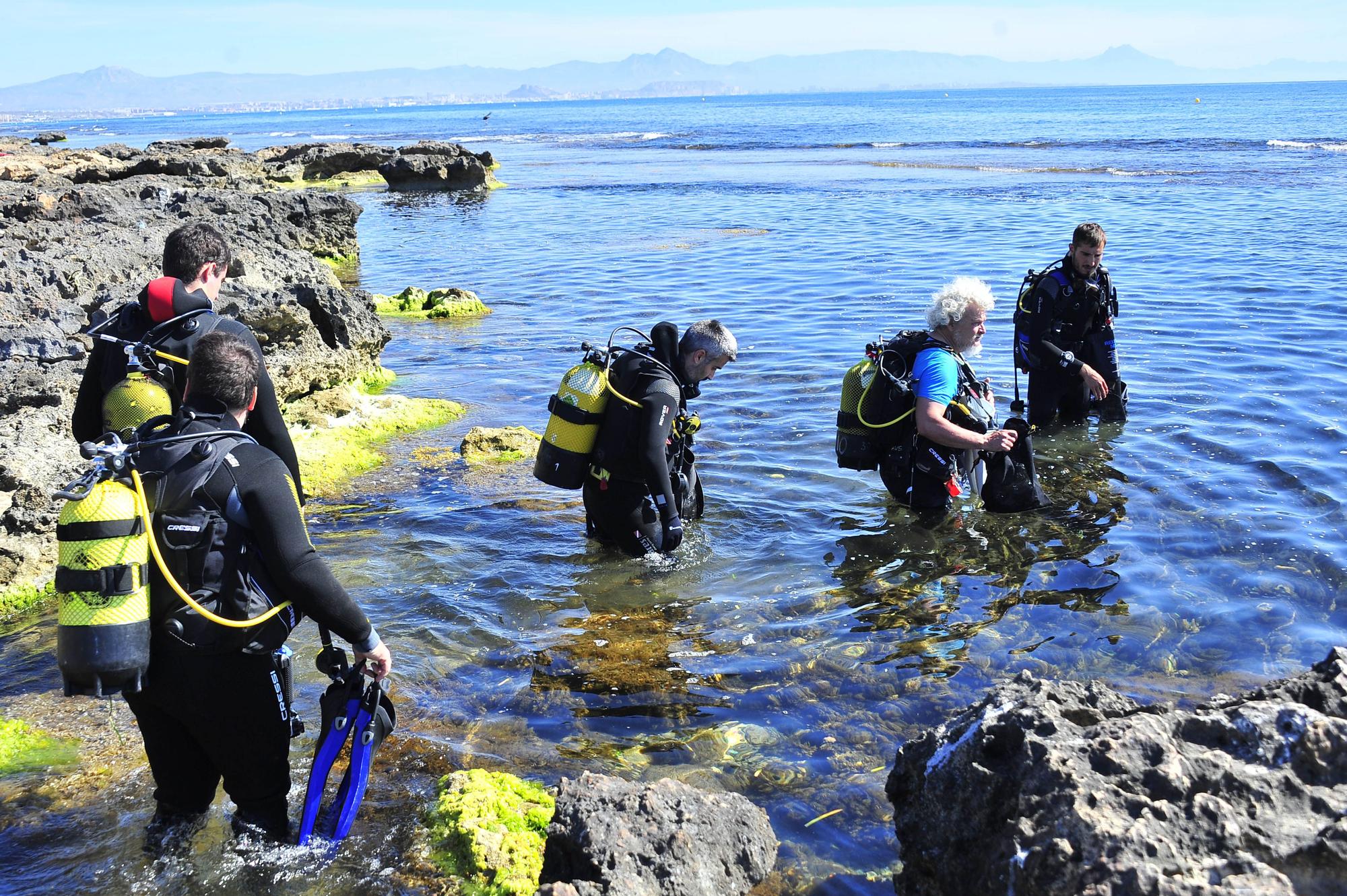 Recogida de plásticos en el fondo marino en la Playa del Carabassi