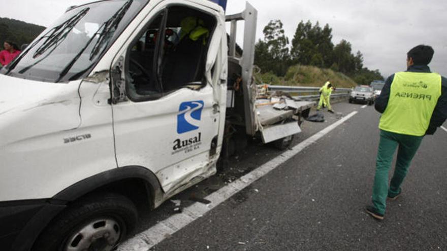 Un camión arrolla a dos operarios en la autovía de O Salnés