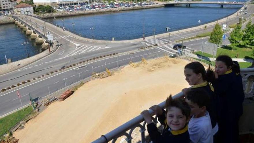 Vista del puente de O Burgo y de el yacimiento cubierto desde un edificio de García Escudero.  // G. Santos