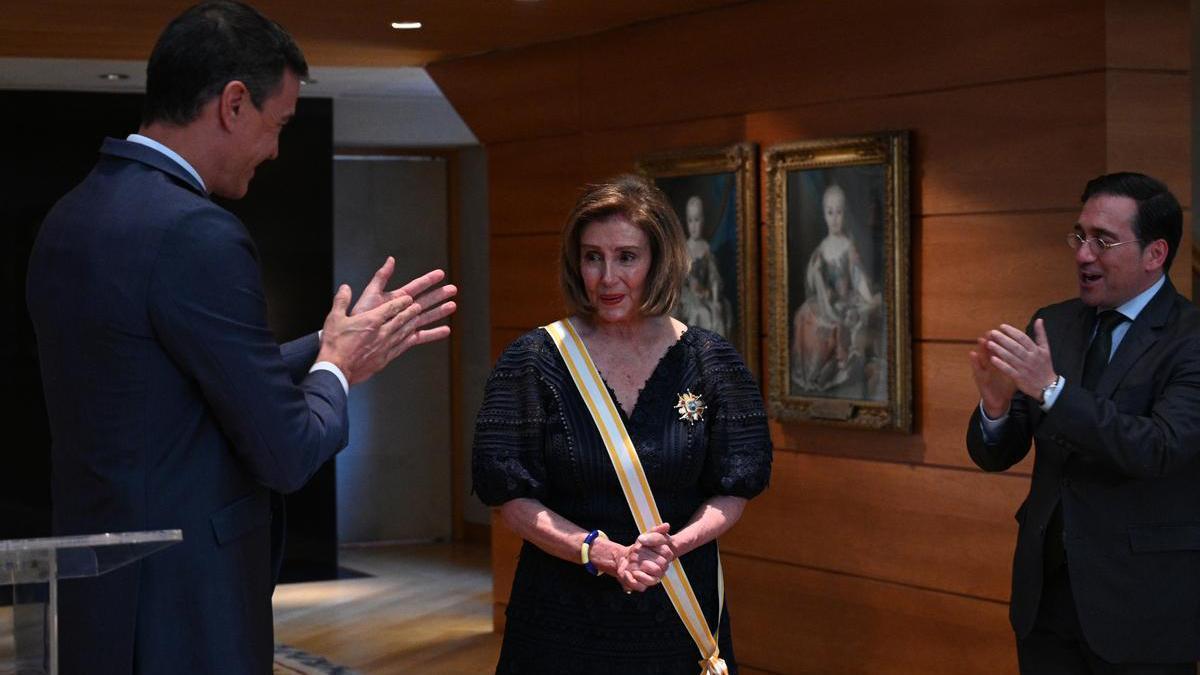 Pedro Sánchez entrega la Gran Cruz de Isabel la Católica a Nancy Pelosi.
