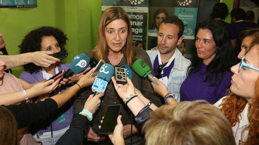 Los cuatro concejales de Málaga Ahora atienden a los periodistas.