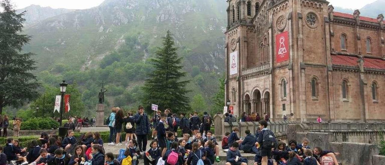 Los alumnos abarrotan la explanada frente a la basílica de Covadonga antes de la eucaristía.