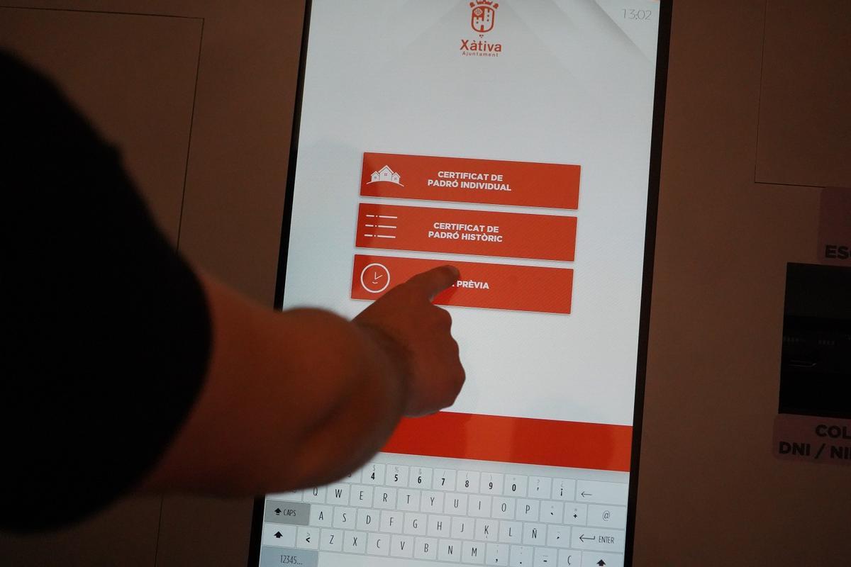 El Ayuntamiento de Xàtiva instala un quiosco de trámites automáticos para simplificar la atención a la ciudadanía
