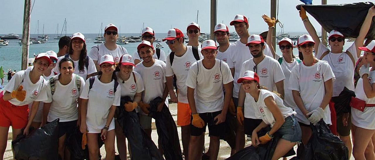 Un grupo de voluntarios que acudió a la isla de Tabarca a realizar labores de limpieza y cuidado del medio ambiente el verano pasado.