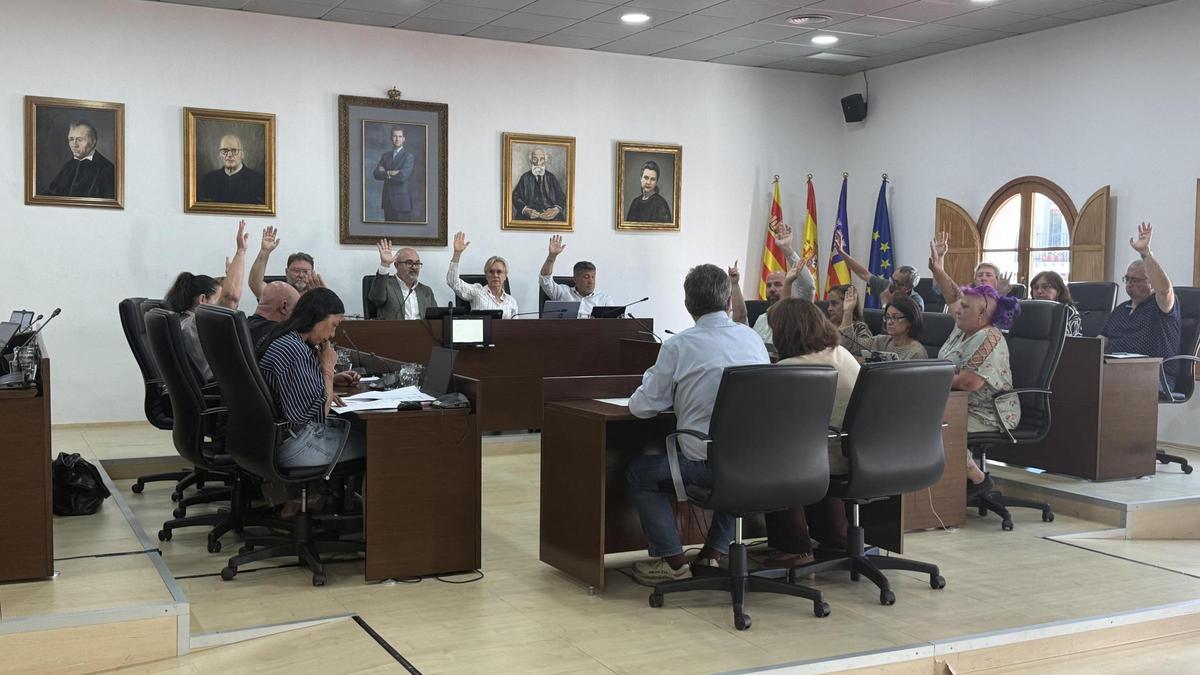 Un momento de una votación en el pleno celebrado este jueves en Sant Josep.