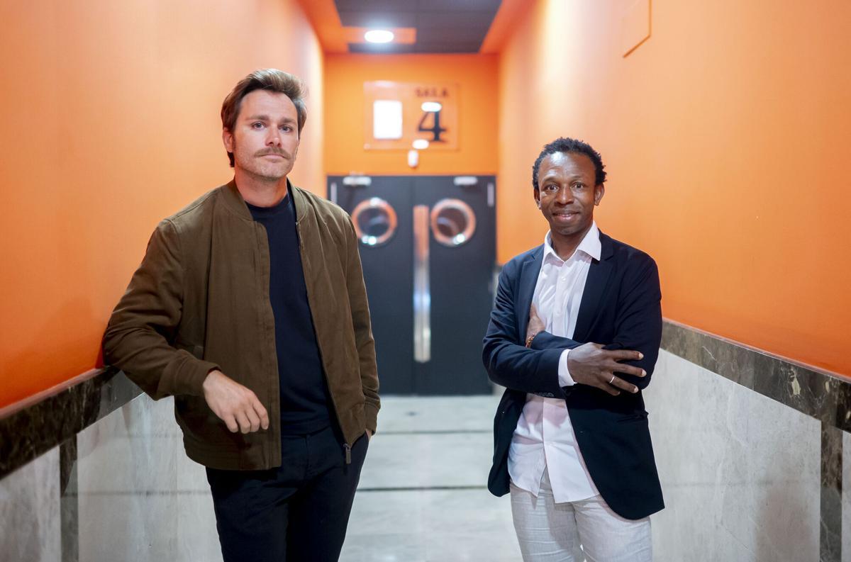 El actor Ousman Umar (d) y el director Dani Sancho (i) durante una entrevista por la película ‘Viaje al país de los blancos’, en los Cines Verdi, a 16 de junio de 2026, en Madrid (España). El largometraje se basa en el libro homónimo del activista ghanés Ousman Umar y narra su travesía migratoria desde Ghana hasta Barcelona. 16 JUNIO 2026;POSAR;RETRATOS;RETRATO Alberto Ortega / Europa Press 16/06/2026. Ousman Umar;Dani Sancho;Alberto Ortega