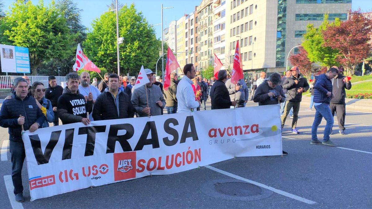 Trabajadores de Vitrasa, hoy, protestando en la Praza América.