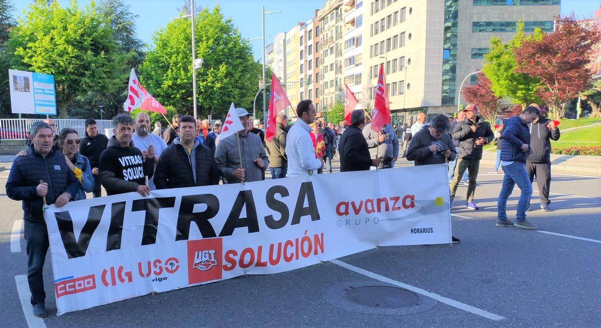 Trabajadores de Vitrasa, hoy, protestando en la Praza América.
