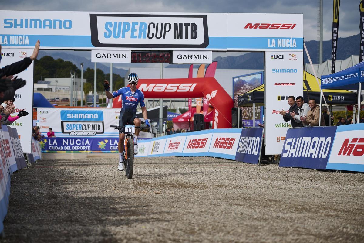 Gaze entrando a meta primero de la Shimano Super Cup Massi de La Nucía.