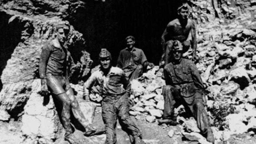 Arqueòlegs de Moià en destapar l’entrada de les Coves del Toll (1954) - Arxiu Coves del Toll