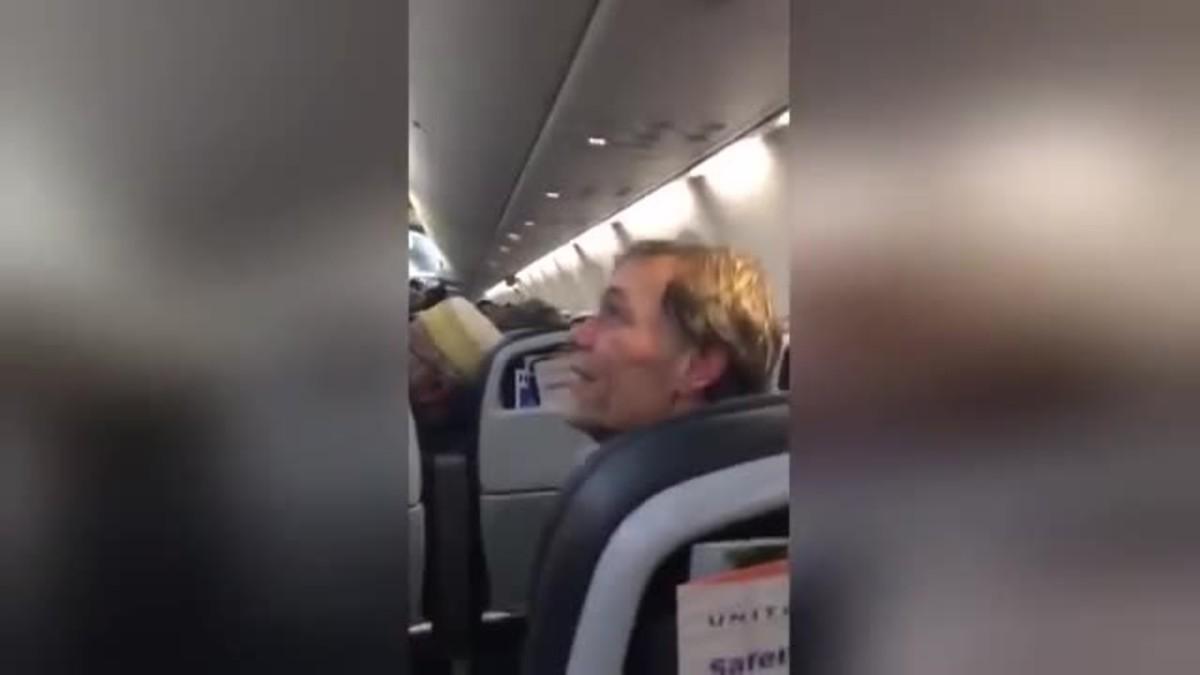 Momento en que se desaloja a un pasajero de un avión en EEUU por proferir comentarios racistas.