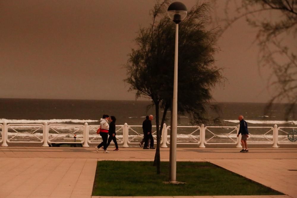 Oscuridad y fuerte olor a humo en toda Asturias