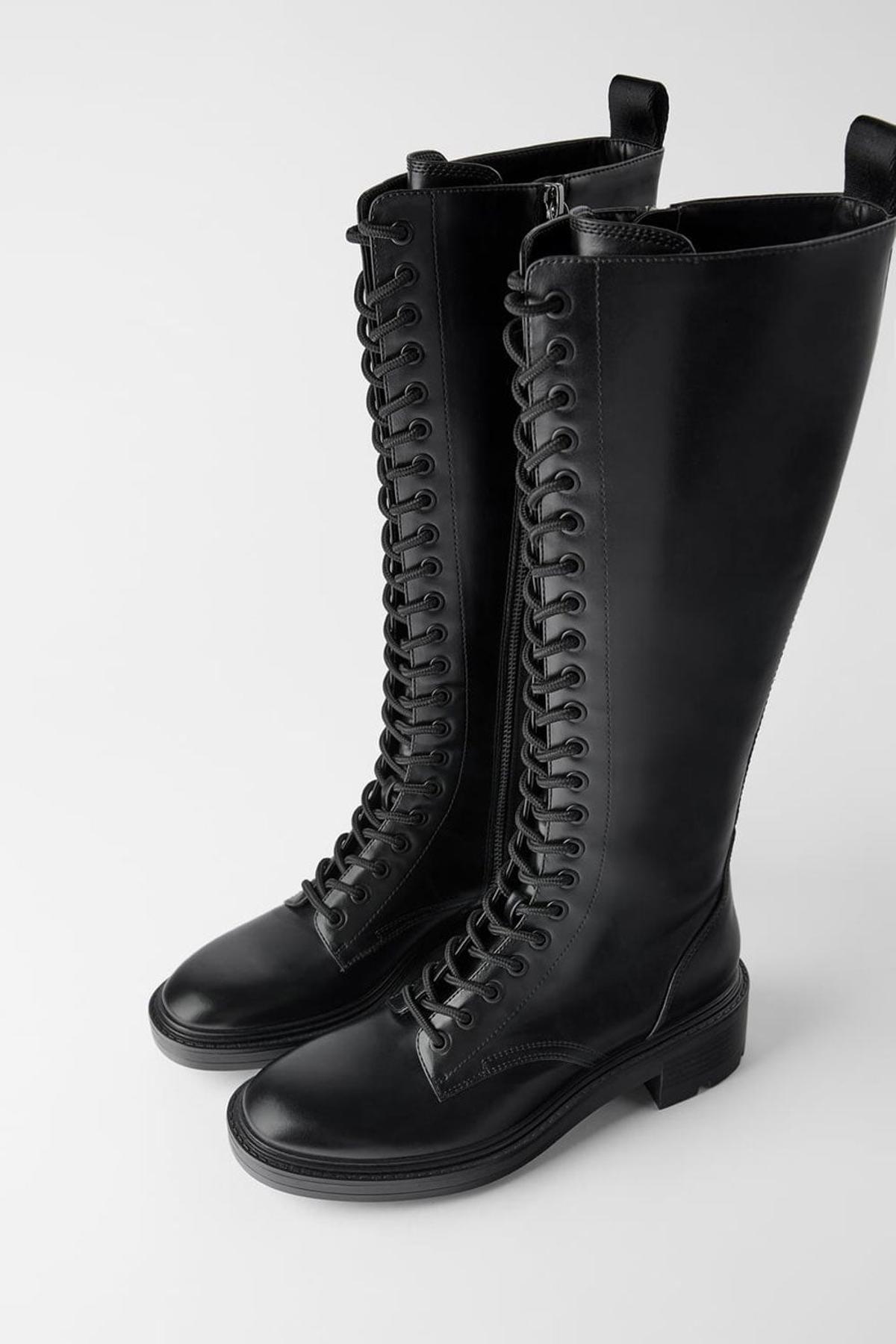 Botas militares planas con cordones. Puedes comprarlas aquí.