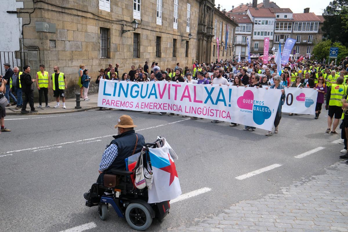 17/05/2025 Decenas de personas durante una manifestación por el uso de la lengua gallega, coincidiendo con el Día de las Letras Galegas, a 17 de mayo de 2025, en Santiago de Compostela, A Coruña, Galicia (España). La Plataforma Queremos Galego ha hecho un llamamiento a participar en la manifestación, día de las Letras Galegas, bajo el lema, 'Lingua Vital Xa' en defensa del gallego. SOCIEDAD César Arxina - Europa Press