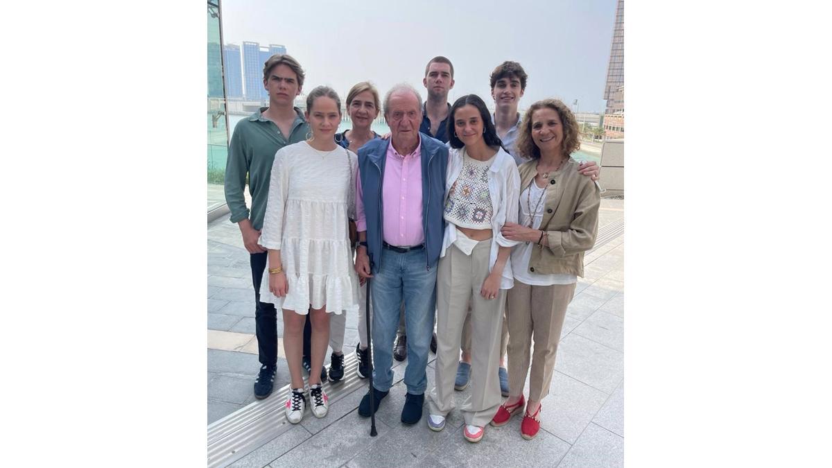 Juan Carlos I, junto a las infantas Cristina y Elena y algunos de sus nietos, durante su encuentro en Abu Dabi, en la segunda imagen difundida. 