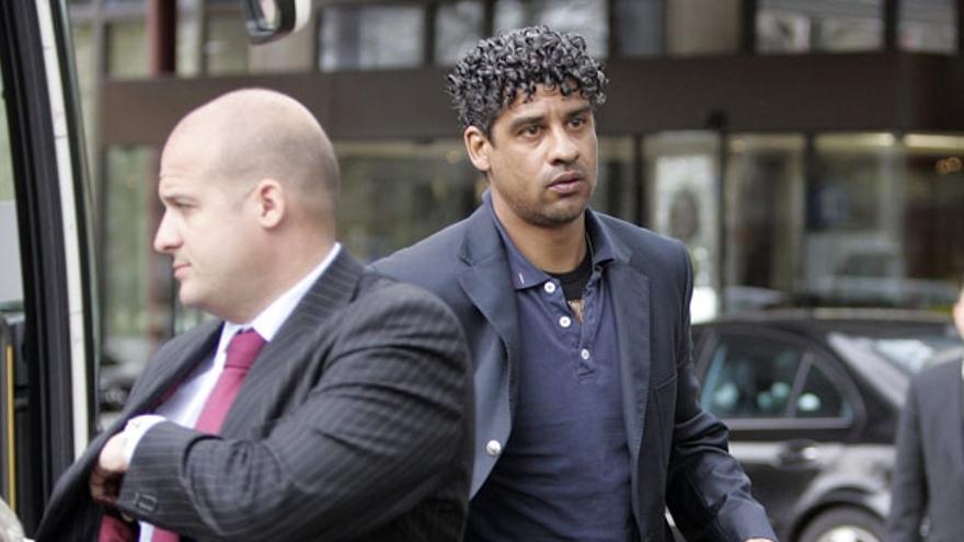 Rijkkard, a su llegada al hotel de concentración del equipo en Essen.