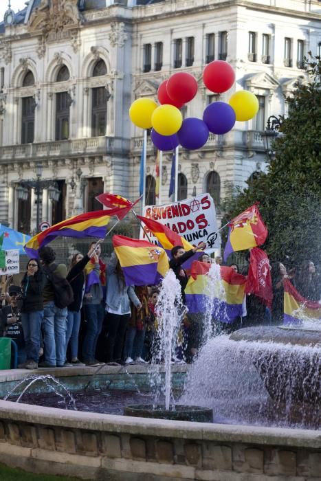 Ambiente en la calle durante la entrada a los premios y concentración antimonarquía