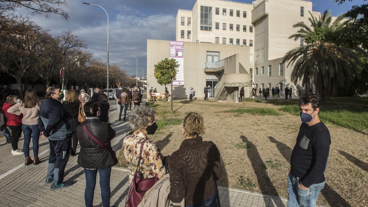 Colas para vacunarse en el hospital de Sant Joan