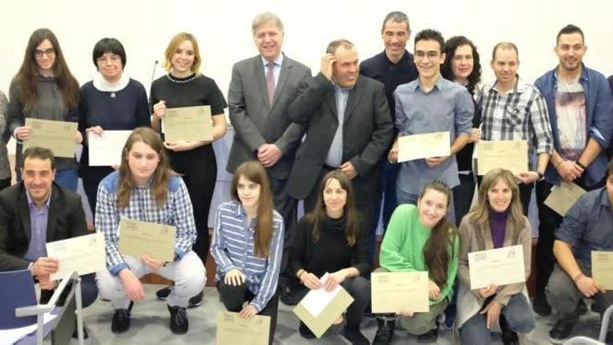 Fotografia de grup dels premiats en la 17a edició dels Fundació Lacetània, amb els seus tutors