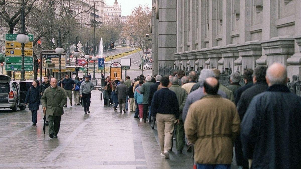 Colas en el banco de España por la entrada del euro en 2002.