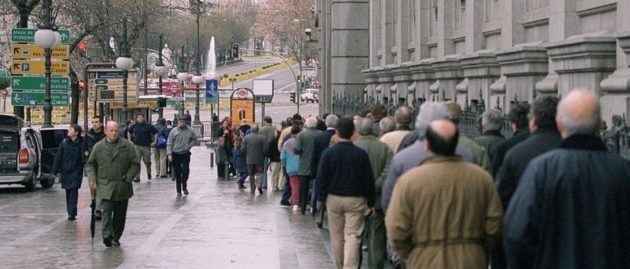 Colas en el banco de España por la entrada del euro en 2002.