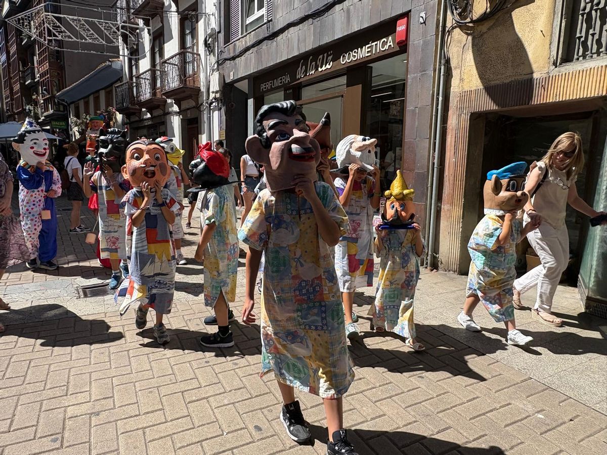 Cabezudos por las calles de Cangas del Narcea.