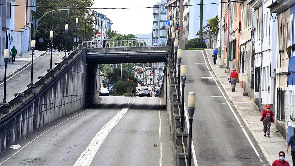 Paso inferior de la avenida de Arteixo con la vía de servicio a la derecha para los coches que se dirigen a la ronda de Nelle. |   // CARLOS PARDELLAS