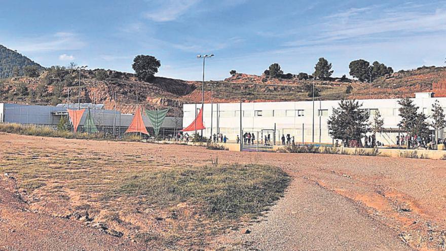 Una imatge de l&#039;escola Ametllers amb el solar motiu de la polèmica en primer terme