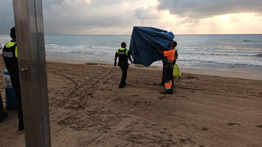 La recogida de enseres en la playa de Orpesa tras el incumplimiento de la ordenanza municipal al reservar los sitios en la primera línea.