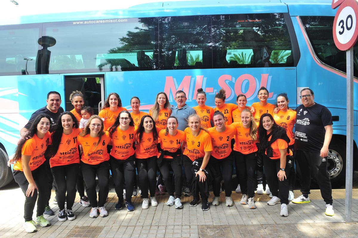 Jugadoras, técnicos y el presidente Juanjo Ávila, ayer antes de viajar a Málaga