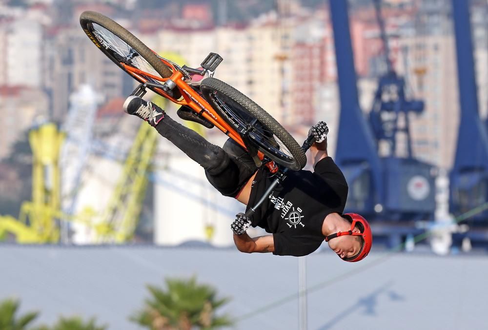 El festival de deportes urbanos atrajo ayer a As Avenidas a miles de personas para presenciar las espectaculares actuaciones de los participantes en pruebas de skate, bicicleta y motocross