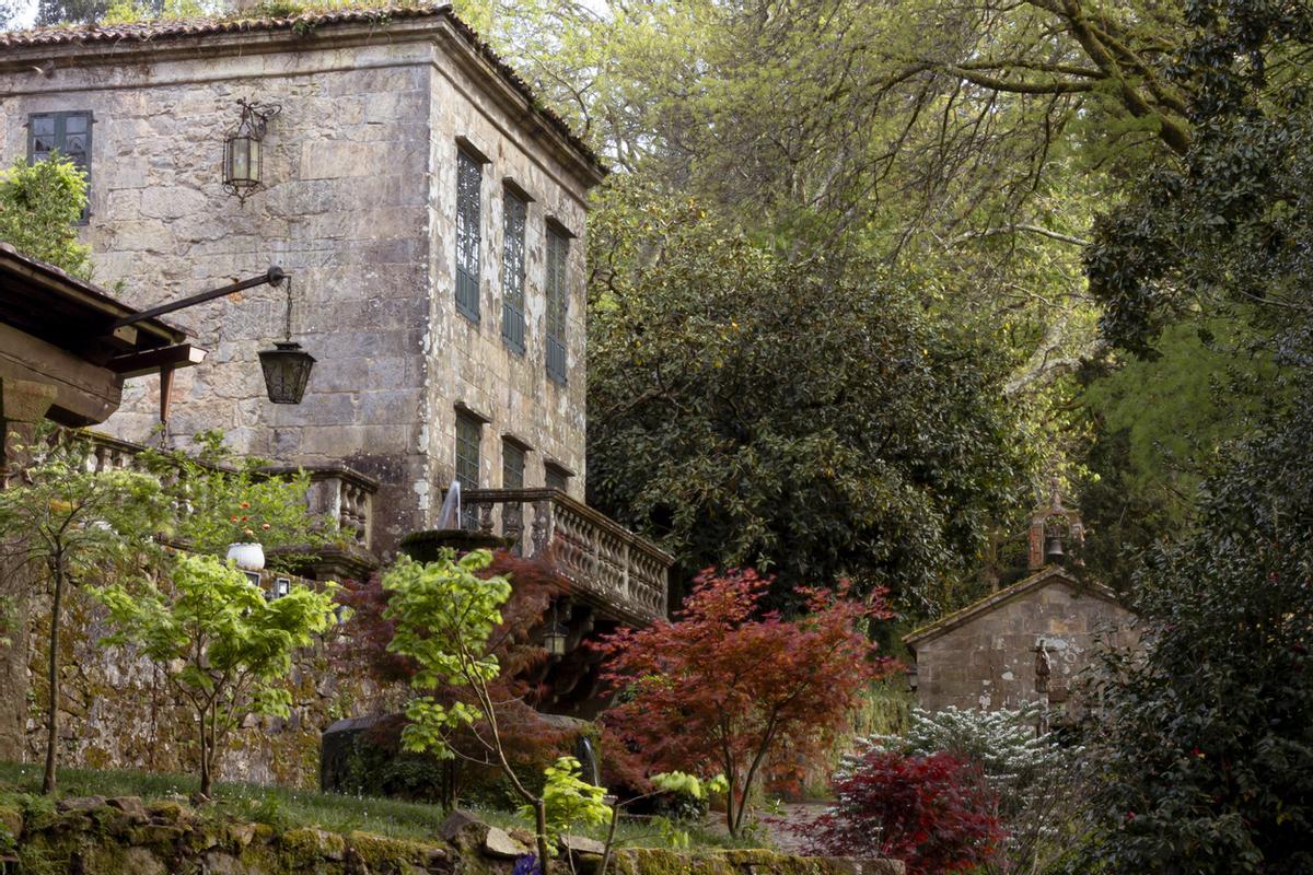 Estructura tradicional de un pazo, fachada principal del Pazo do Faramello en su jardín-bosque, con sus escudos y su capilla