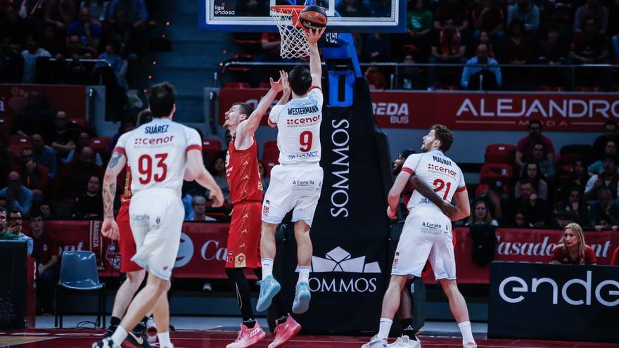 El base francés Leo Westermann lanza a canasta durante el partido ante Casademont Zaragoza, ayer, en el pabellón Príncipe Felipe / ACB